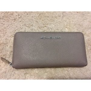 Michael Kors Zip Around Wallet